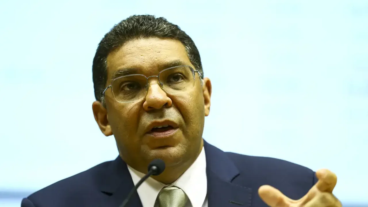 Percepção de risco fiscal está mais presente hoje do que no fim do governo Dilma, diz Mansueto