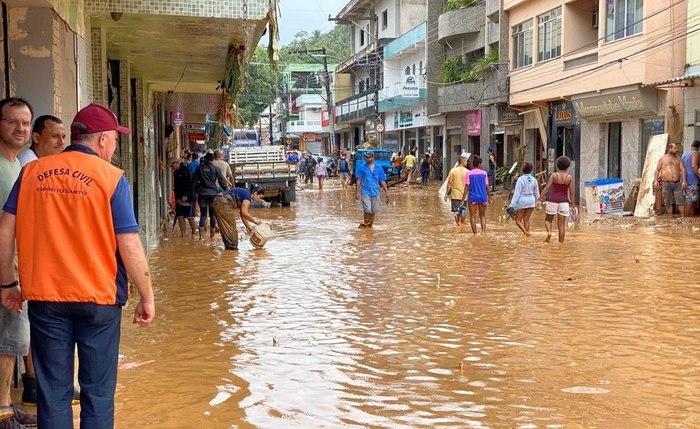 Chuva intensa alaga e espalha lama nos bairros da periferia