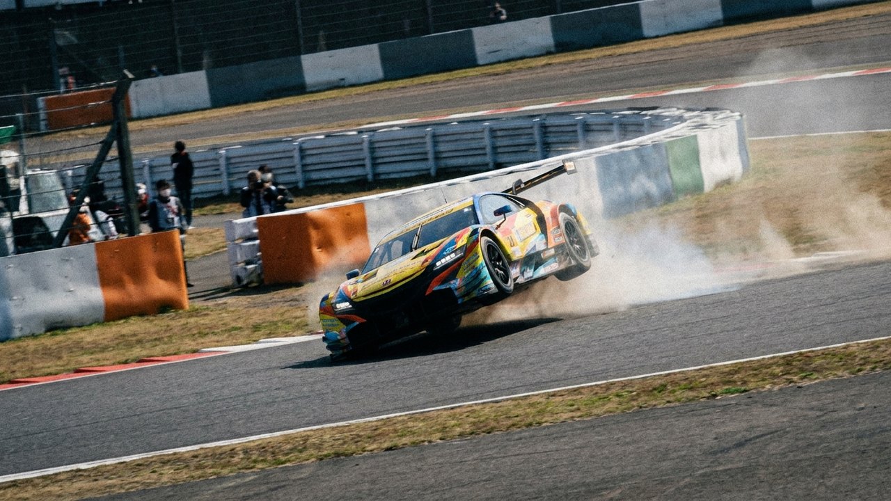 Vídeo: Carro de brasileiro derrapa e 'decola' em competição do SuperGT