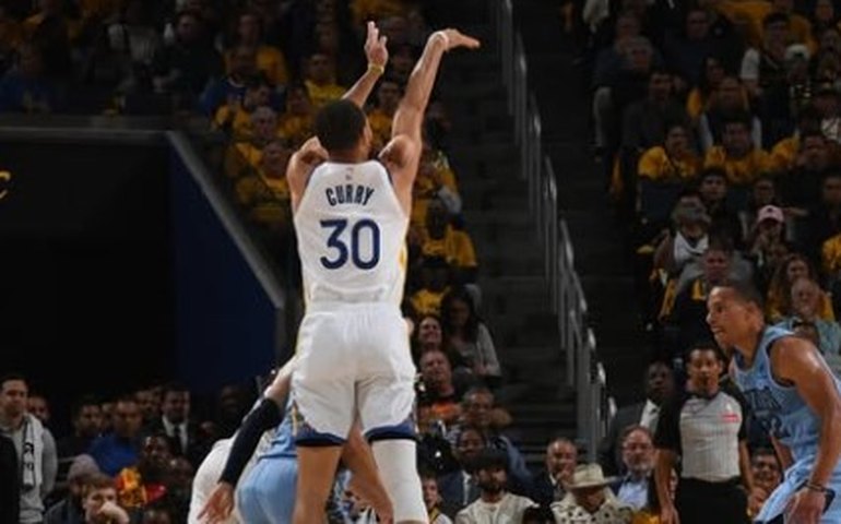 Curry supera marcação dupla e comanda vitória dos Warriors sobre os Rockets nos playoffs da NBA