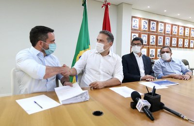 Renan Filho entrega à ALE novo Plano de Cargos e Carreiras dos servidores