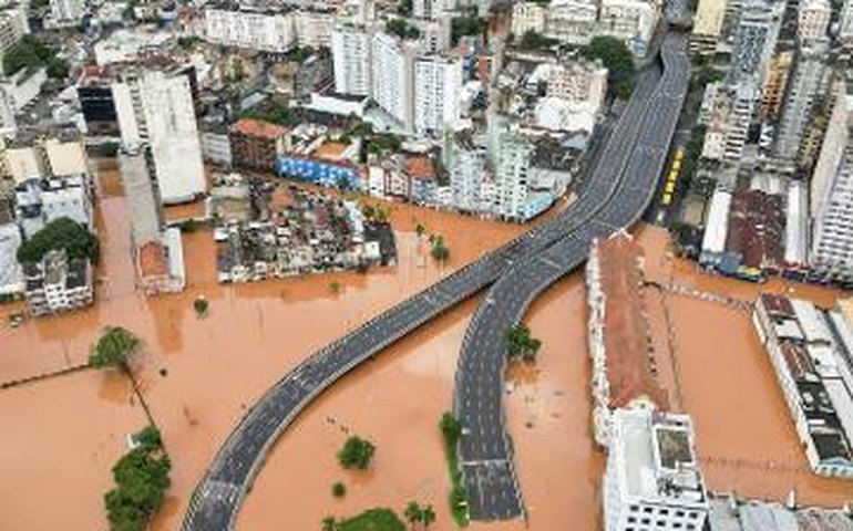 Socorristas enfrentam dificuldade para acessar áreas afetadas pelas inundações no Afeganistão