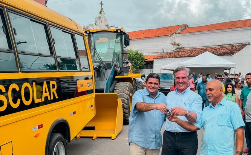 Collor faz entrega de pá carregadeira e ônibus escolar em Santa Luzia do Norte