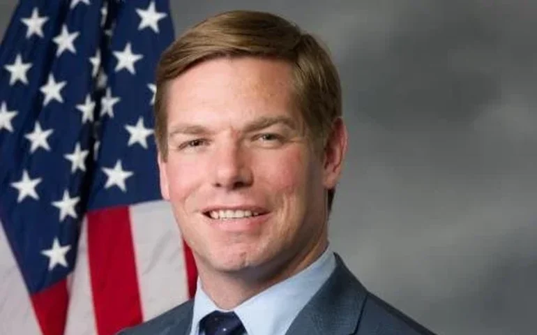 Deputado americano Eric Swalwell anuncia renúncia após denúncias de má conduta sexual
