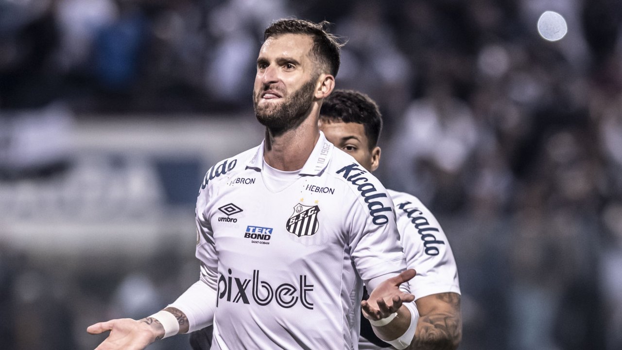 Santos oficializa a venda do atacante Léo Baptistão para o Almería, da Espanha