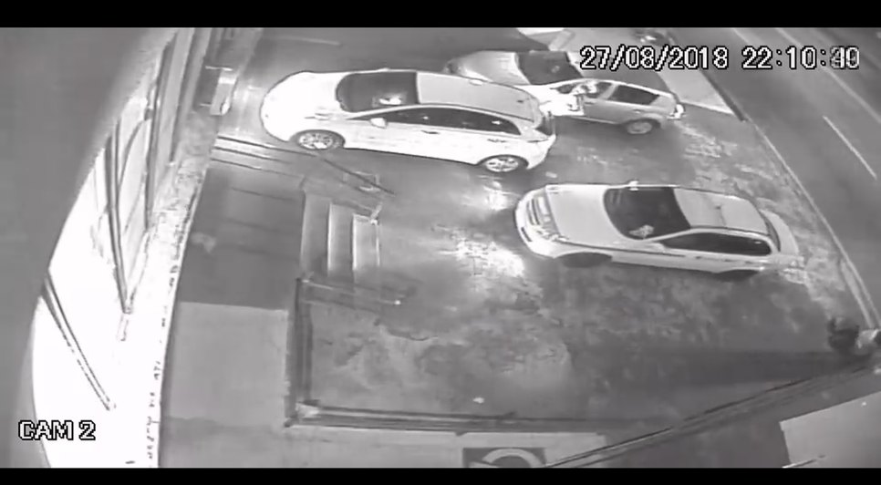 Mulher tem carro tomado de assalto no centro de Aracaju - TV A8