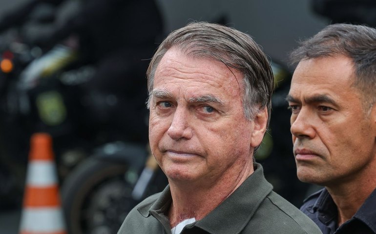 Após retirada de lesões da pele, Bolsonaro volta à prisão domiciliar