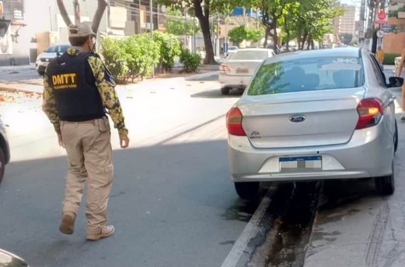 Motorista inabilitado é flagrado em veículo irregular durante fiscalização na Ponta Verde