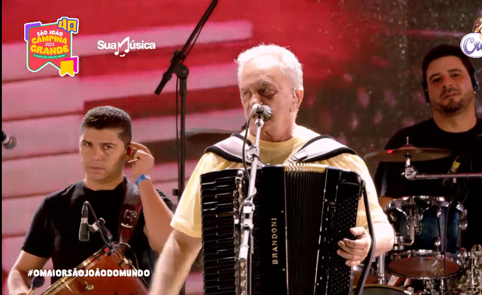 O cantor Flávio José durante sua apresentação