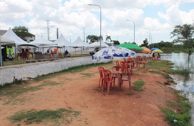 Prefeitura de Penedo instala comerciantes da Prainha em novo local