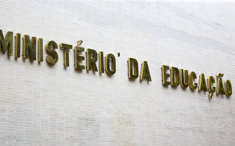 MEC propõe grupo para debate sobre operações policiais em escolas