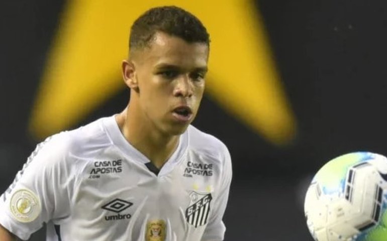 Sandry ‘esquece’ clássico e projeta Santos em crescimento com entrada de reforços