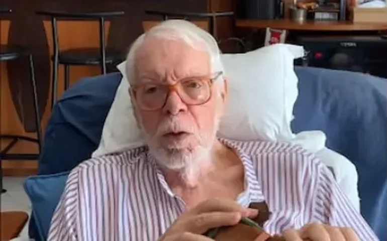 Manoel Carlos está 'sob cuidados médicos' e é acompanhado por Família