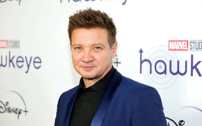 De bengala e patinete, Jeremy Renner aparece pela primeira vez em público após acidente