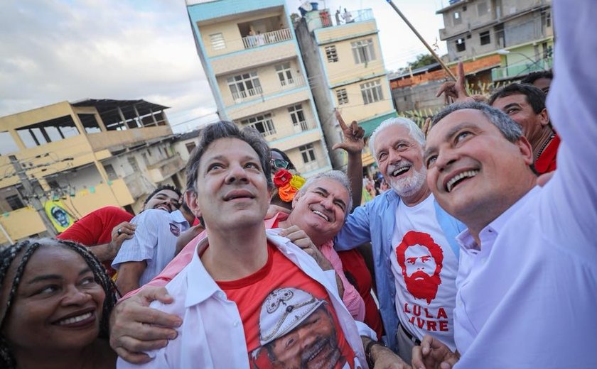 Haddad tenta fixar mais sua imagem a Lula em caminhada na Bahia