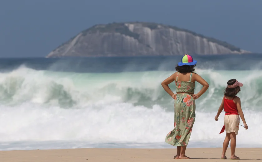 Praias do Rio de Janeiro continuam sob risco de fortes ondas