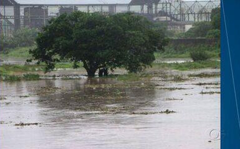 Rio Jacuípe transborda no Norte do Estado; Defesa Civil pede que população procure um local seguro