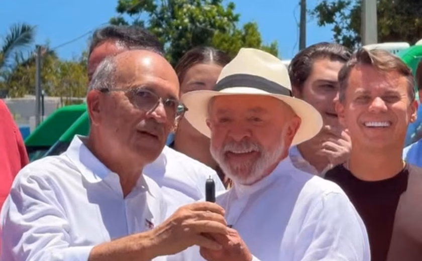 Prefeito Ronaldo Lopes recebe do presidente Lula as chaves da nova ambulância do Samu destinada a Penedo