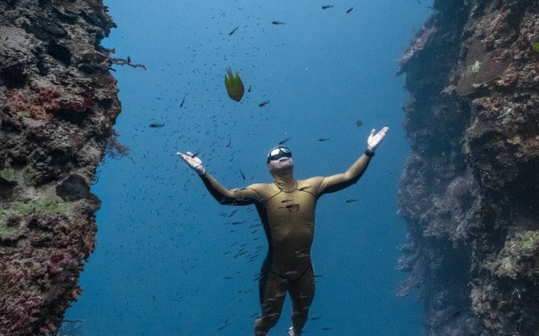 Russo que bateu recorde com mergulho de 125m na França é filho de 'rainha da apneia', morta durante treino; conheça