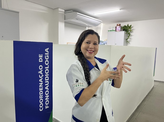 Ela ensina com as mãos: Professora surda transforma inclusão em prática na sala de aula da Uncisal