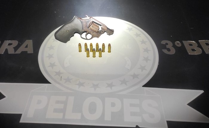 Um revólver calibre.38, além nove munições foram encontrados