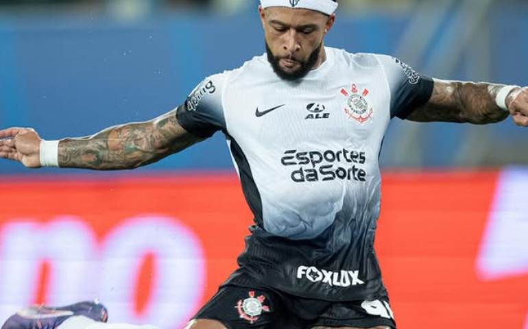 Depay brilha e Corinthians vence para ficar perto da Pré-Libertadores
