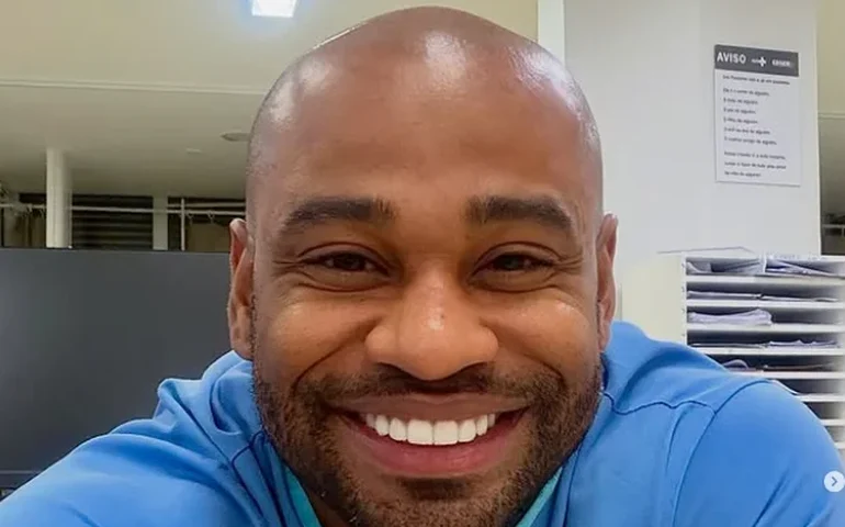 Ex-BBB Cezar Black mostra sofá destruído pelo cachorro Amendoim: 'Vou voltar pro plantão'; assista ao 'estrago'