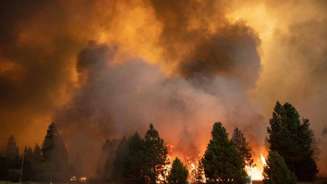 Moradores fogem de cidade histórica ameaçada por incêndios florestais na Grécia