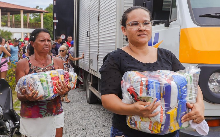 Governo de Alagoas distribui mais de 4 mil cestas básicas para moradores dos Flexais e Bom Parto