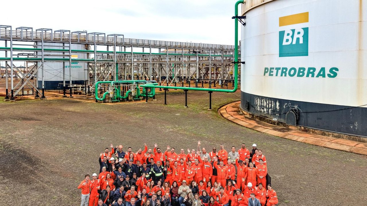 Lula assina contratos para retomar obra de fábrica de fertilizantes