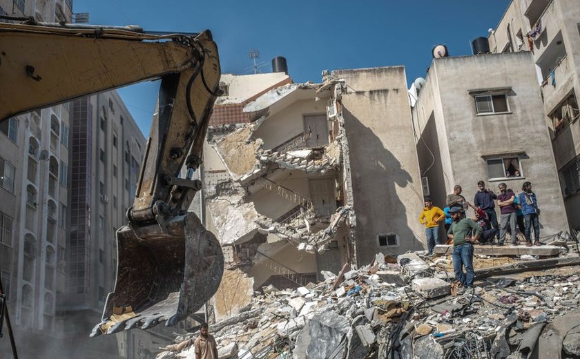 Vídeo: Menina é resgatada de escombros após bombardeio em Gaza