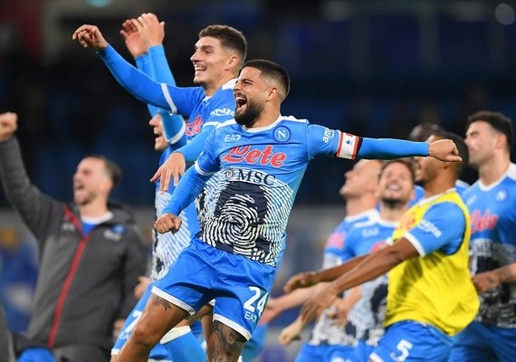 Napoli goleia Lazio e se isola na liderança do Italiano; Roma vence
