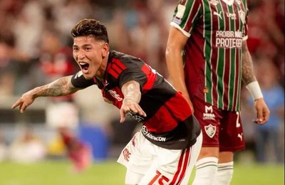 Flamengo vence o Fluminense e mantém a liderança do Brasileirão