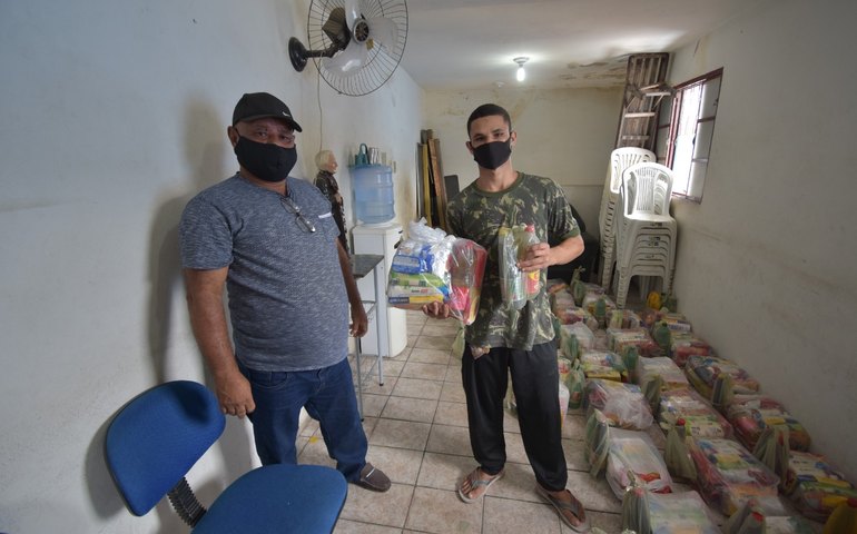 Trabalhadores do transporte complementar recebem cestas básicas e kits de limpeza doados pela Equatorial