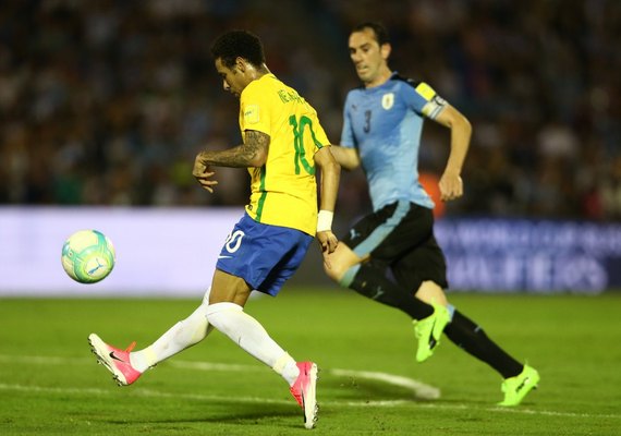 Brasil mete 3 a 0 no Paraguai e vai à Copa após derrota do Uruguai