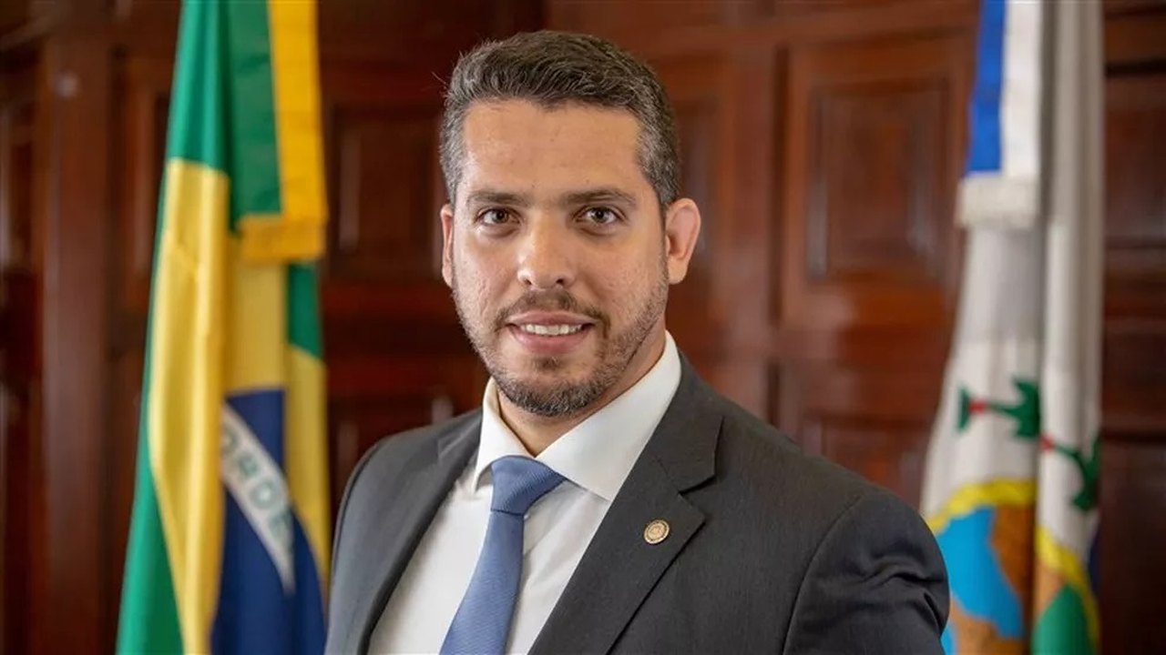 Deputado bolsonarista que quebrou placa de Marielle é denunciado