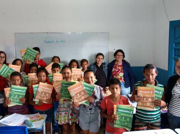 Alunos da rede municipal recebem material do programa ‘Escola 10’