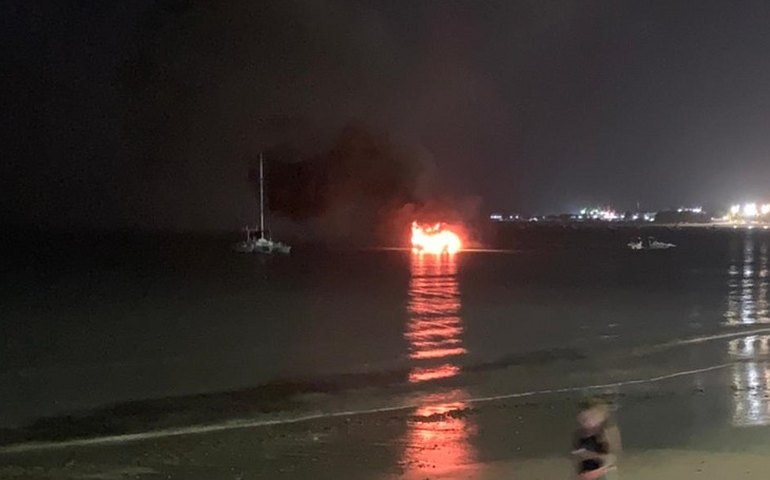 Barco atracado na Ponta Verde pega fogo e é consumido pelas chamas