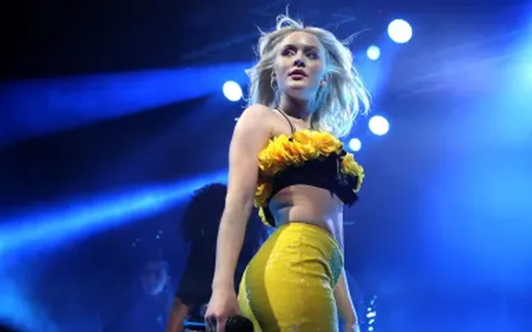 Zara Larsson usa meme de golfinho atrás de arco-íris ao cantar Symphony no Rock in Rio