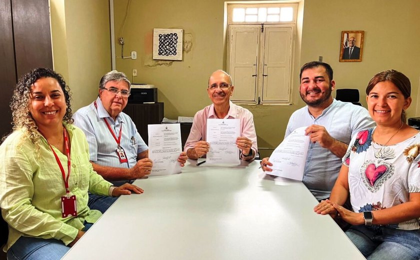 Prefeito Ronaldo Lopes assina ordem de serviço para obras na casa de mais de 300 famílias