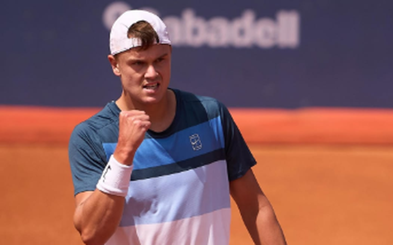 Rune é campeão em Barcelona ao encerrar série de 9 vitórias seguidas de Alcaraz no torneio