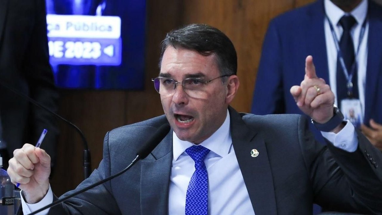 Campanha de Flávio pede prorrogação do horário de votação