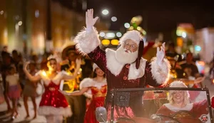 Desfile natalino leva cores, música e emoção à orla de Maceió com espetáculo inspirado no Natal Tropical