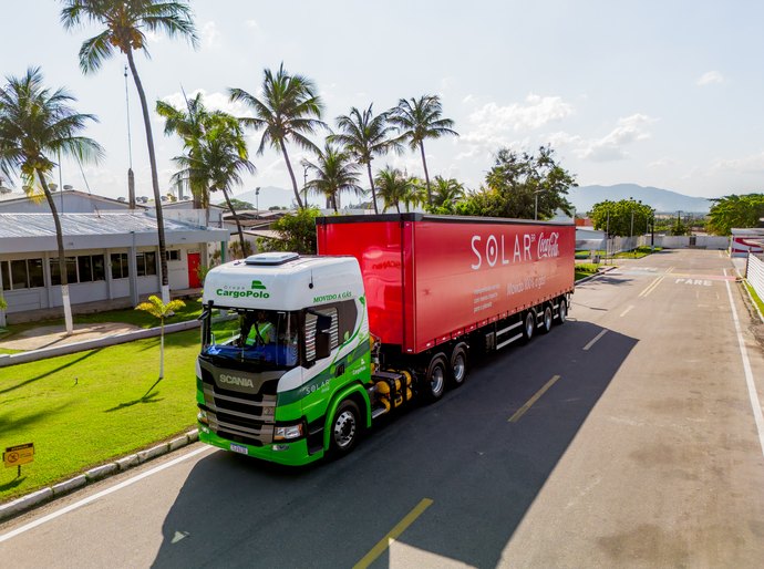 Solar Coca-Cola incorpora primeiro caminhão 100% a gás à operação da empresa