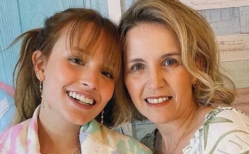 Larissa Manoela ignora briga com a mãe e curte viagem com o noivo