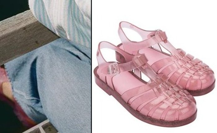 Taylor Swift usa sandália rosa em capa do Aquamarine Green e fãs reconhecem: 'É uma Melissa' Taylor Swift usa sandália rosa em capa do Aquamarine Green e fãs reconhecem: 'É uma Melissa'