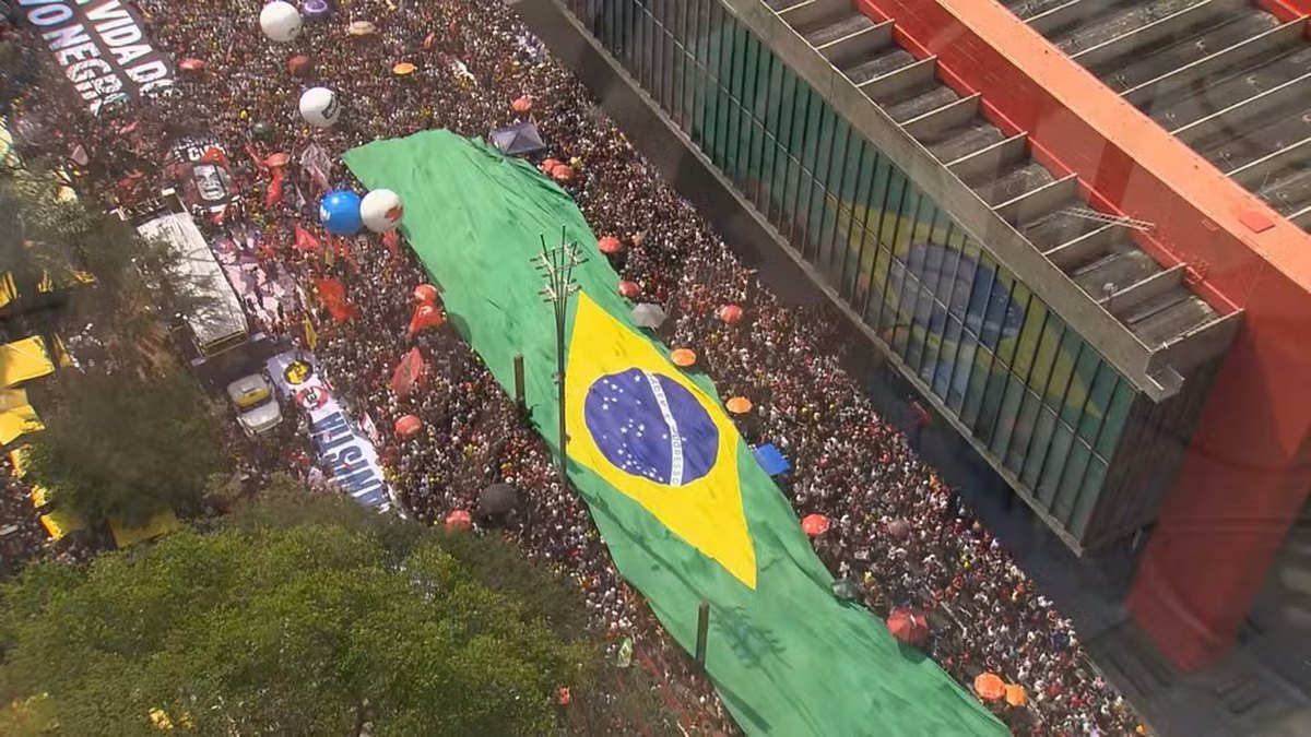 Manifestantes fazem atos contra a PEC da Blindagem e Projeto da Anistia em São Paulo, Rio e outras cidades brasileiras