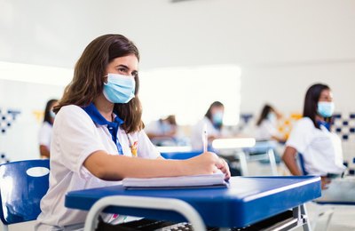 Com bolsas de até R$ 2 mil, Governo de Alagoas institui programa Cartão Escola 10