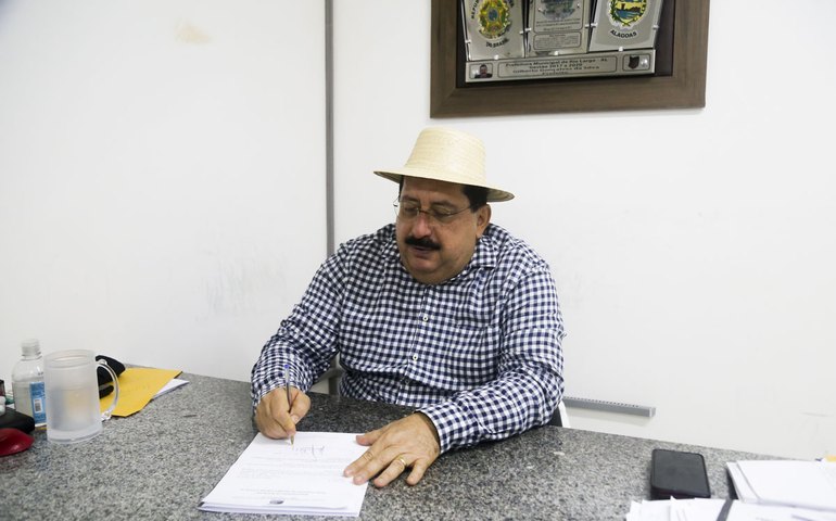 Gilberto Gonçalves assina manifestação de interesse para compra de vacinas