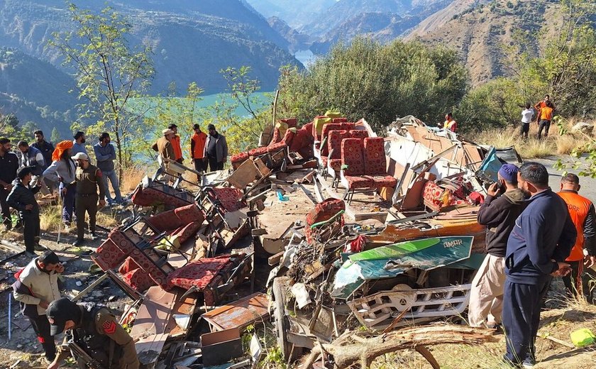 Acidente de ônibus deixa ao menos 21 mortos e 50 feridos na Caxemira indiana